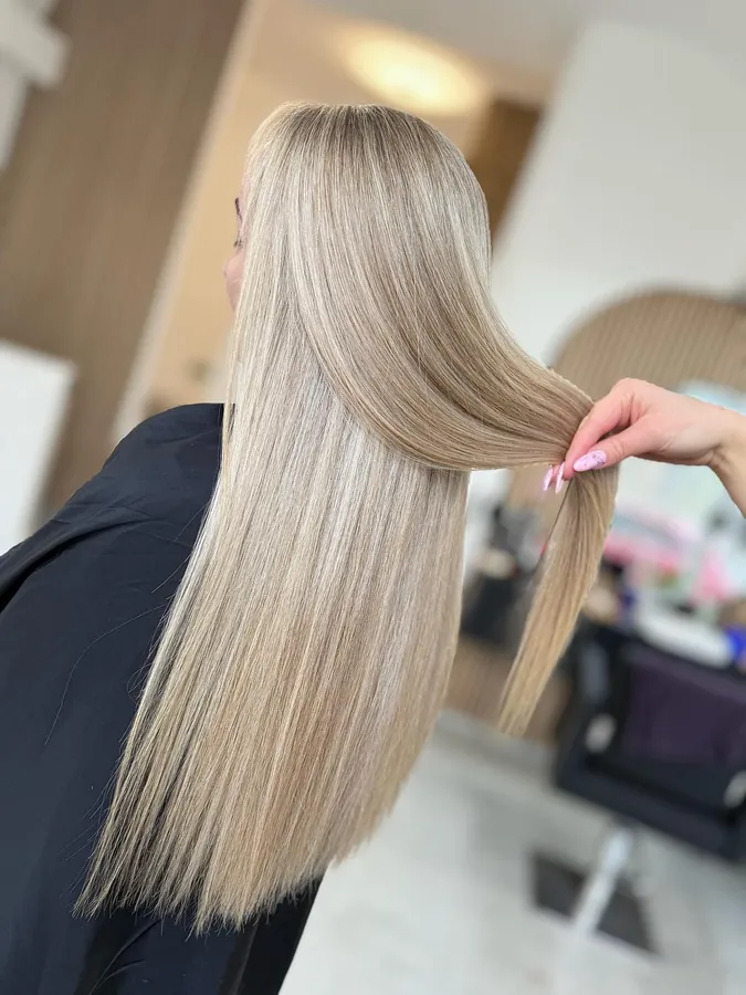 Rovné světlé blond vlasy po barvení